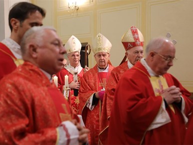 /A/2025/11/Prijenos relikvija/Nadbiskup Kutleša predvodio misno slavlje povodom dolaska relikvija bl. Alojzija Stepinca u Krašić (16).jpg