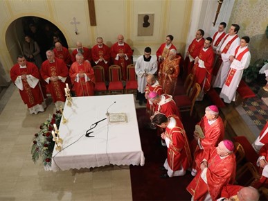 /A/2025/11/Prijenos relikvija/Nadbiskup Kutleša predvodio misno slavlje povodom dolaska relikvija bl. Alojzija Stepinca u Krašić (2).jpg