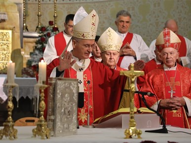 /A/2025/11/Prijenos relikvija/Nadbiskup Kutleša predvodio misno slavlje povodom dolaska relikvija bl. Alojzija Stepinca u Krašić (21).jpg