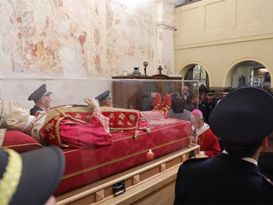 /A/2025/11/Prijenos relikvija/Nadbiskup Kutleša predvodio misno slavlje povodom dolaska relikvija bl. Alojzija Stepinca u Krašić (22).jpg