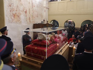 /A/2025/11/Prijenos relikvija/Nadbiskup Kutleša predvodio misno slavlje povodom dolaska relikvija bl. Alojzija Stepinca u Krašić (23).jpg