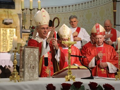 /A/2025/11/Prijenos relikvija/Nadbiskup Kutleša predvodio misno slavlje povodom dolaska relikvija bl. Alojzija Stepinca u Krašić (25).jpg