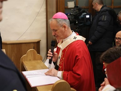 /A/2025/11/Prijenos relikvija/Nadbiskup Kutleša predvodio misno slavlje povodom dolaska relikvija bl. Alojzija Stepinca u Krašić (27).jpg