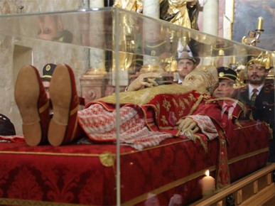 /A/2025/11/Prijenos relikvija/Nadbiskup Kutleša predvodio misno slavlje povodom dolaska relikvija bl. Alojzija Stepinca u Krašić (28).jpg