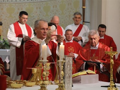 /A/2025/11/Prijenos relikvija/Nadbiskup Kutleša predvodio misno slavlje povodom dolaska relikvija bl. Alojzija Stepinca u Krašić (30).jpg