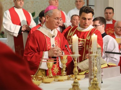 /A/2025/11/Prijenos relikvija/Nadbiskup Kutleša predvodio misno slavlje povodom dolaska relikvija bl. Alojzija Stepinca u Krašić (33).jpg