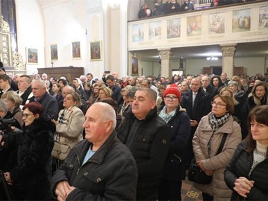 /A/2025/11/Prijenos relikvija/Nadbiskup Kutleša predvodio misno slavlje povodom dolaska relikvija bl. Alojzija Stepinca u Krašić (34).jpg