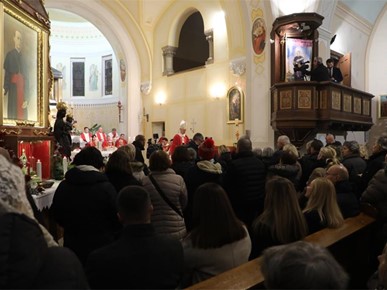 /A/2025/11/Prijenos relikvija/Nadbiskup Kutleša predvodio misno slavlje povodom dolaska relikvija bl. Alojzija Stepinca u Krašić (38).jpg