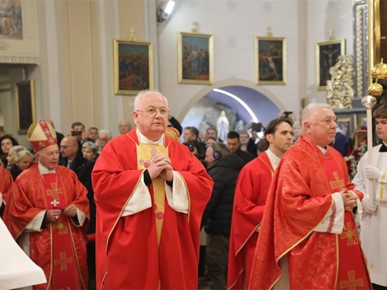 /A/2025/11/Prijenos relikvija/Nadbiskup Kutleša predvodio misno slavlje povodom dolaska relikvija bl. Alojzija Stepinca u Krašić (4).jpg