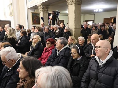 /A/2025/11/Prijenos relikvija/Nadbiskup Kutleša predvodio misno slavlje povodom dolaska relikvija bl. Alojzija Stepinca u Krašić (40).jpg