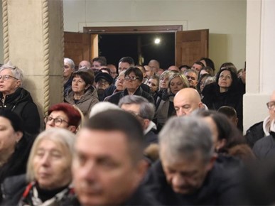 /A/2025/11/Prijenos relikvija/Nadbiskup Kutleša predvodio misno slavlje povodom dolaska relikvija bl. Alojzija Stepinca u Krašić (41).jpg