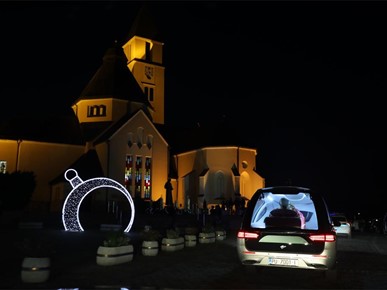 /A/2025/11/Prijenos relikvija/Nadbiskup Kutleša predvodio misno slavlje povodom dolaska relikvija bl. Alojzija Stepinca u Krašić (43).jpg