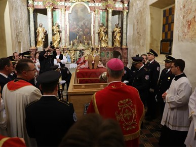 /A/2025/11/Prijenos relikvija/Nadbiskup Kutleša predvodio misno slavlje povodom dolaska relikvija bl. Alojzija Stepinca u Krašić (44).jpg