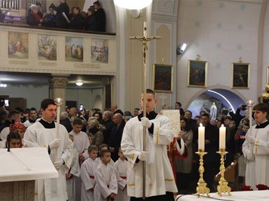 /A/2025/11/Prijenos relikvija/Nadbiskup Kutleša predvodio misno slavlje povodom dolaska relikvija bl. Alojzija Stepinca u Krašić (6).jpg