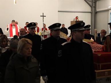 /A/2025/11/Prijenos relikvija/Relikvije bl. Alojzija Stepinca izložene u Španskom (14).jpg