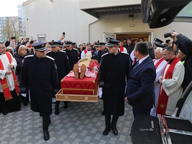 /A/2025/11/Prijenos relikvija/Relikvije bl. Alojzija Stepinca izložene u Španskom (16).jpg