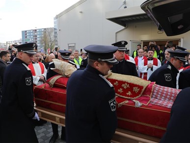 /A/2025/11/Prijenos relikvija/Relikvije bl. Alojzija Stepinca izložene u Španskom (17).jpg