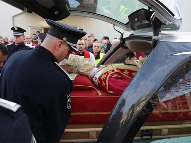 /A/2025/11/Prijenos relikvija/Relikvije bl. Alojzija Stepinca izložene u Španskom (18).jpg