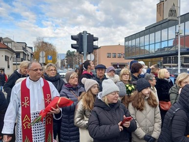 /A/2025/11/Prijenos relikvija/Relikvije bl. Stepinca dočekane na Trešnjevki (1).jpg