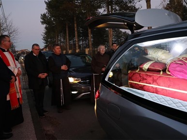 /A/2025/11/Prijenos relikvija/​Relikvije bl. Alojzija Stepinca u Jastrebarskom (3).jpg