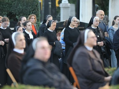 /A/2025/11/Svi sveti na Mirogoju/251101 Svi sveti (15).JPG