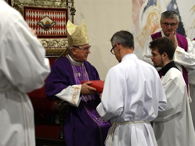 /A/2025/12/B/Devet kandidata Zagrebačke nadbiskupije za trajni đakonat postavljeno u službu lektora (23).JPG