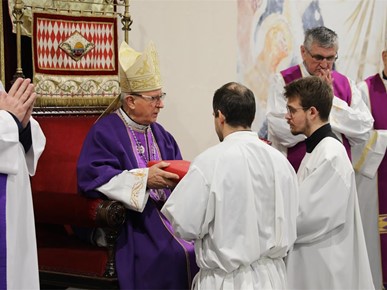 /A/2025/12/B/Devet kandidata Zagrebačke nadbiskupije za trajni đakonat postavljeno u službu lektora (24).JPG