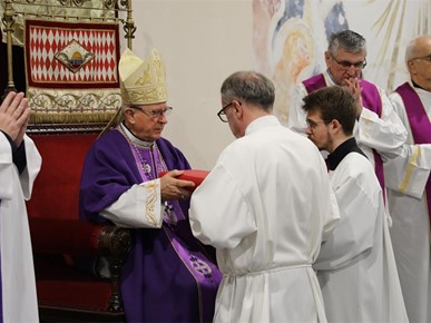 /A/2025/12/B/Devet kandidata Zagrebačke nadbiskupije za trajni đakonat postavljeno u službu lektora (25).JPG