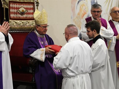 /A/2025/12/B/Devet kandidata Zagrebačke nadbiskupije za trajni đakonat postavljeno u službu lektora (26).JPG