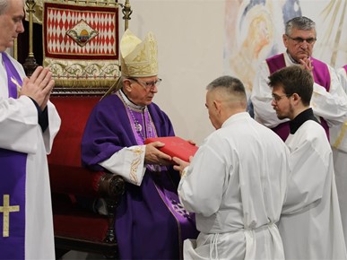 /A/2025/12/B/Devet kandidata Zagrebačke nadbiskupije za trajni đakonat postavljeno u službu lektora (27).JPG