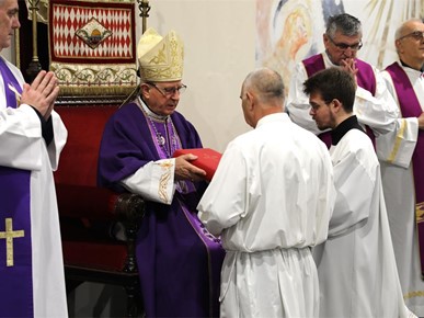 /A/2025/12/B/Devet kandidata Zagrebačke nadbiskupije za trajni đakonat postavljeno u službu lektora (29).JPG