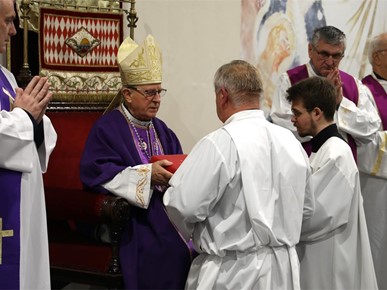 /A/2025/12/B/Devet kandidata Zagrebačke nadbiskupije za trajni đakonat postavljeno u službu lektora (30).JPG