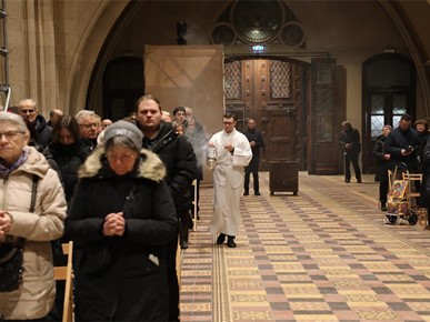 /A/2025/12/Badnjak/Biskup Gorski predvodio zornicu i blagoslov katedrale (16).JPG