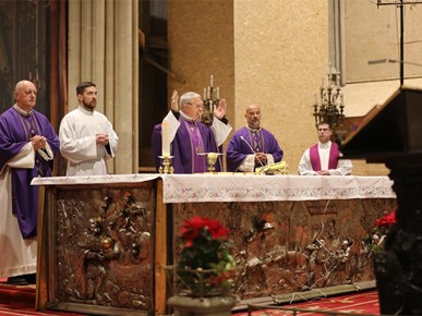 /A/2025/12/Badnjak/Biskup Gorski predvodio zornicu i blagoslov katedrale (17).JPG