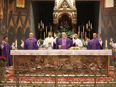 /A/2025/12/Badnjak/Biskup Gorski predvodio zornicu i blagoslov katedrale (18).JPG