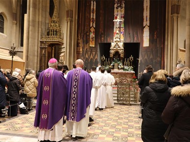 /A/2025/12/Badnjak/Biskup Gorski predvodio zornicu i blagoslov katedrale (2).JPG