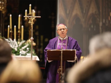 /A/2025/12/Badnjak/Biskup Gorski predvodio zornicu i blagoslov katedrale (3).JPG