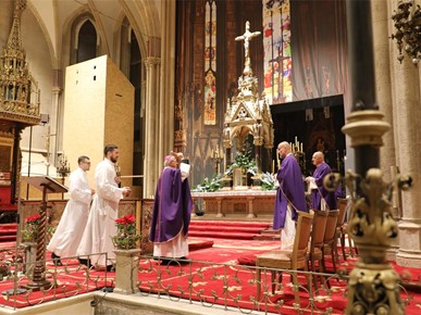 /A/2025/12/Badnjak/Biskup Gorski predvodio zornicu i blagoslov katedrale (6).JPG