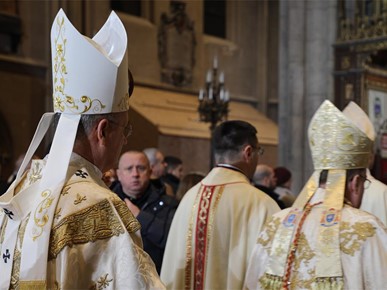 /A/2025/12/Božić/Nadbiskup Kutleša predvodio misno slavlje svetkovine Rođenja Gospodinova u Zagrebačkoj katedrali (2).JPG