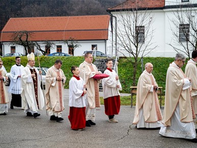 /A/2025/12/C/251206 Biskup Šaško posvetio novi oltar u Župi sv. Nikole u Bistri (1).jpg