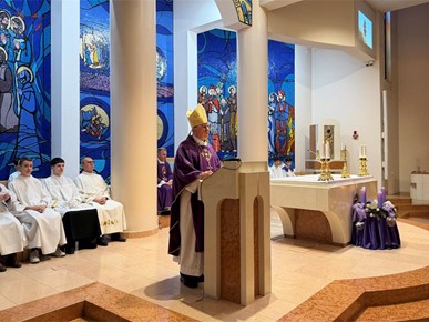 /A/2025/12/C/251207 Biskup Gorski krstio peto dijete obitelj Čuljak u Sesvetama (1).jpg