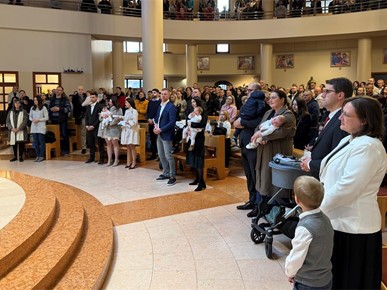 /A/2025/12/C/251207 Biskup Gorski krstio peto dijete obitelj Čuljak u Sesvetama (3).jpg