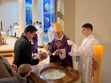 /A/2025/12/C/251207 Biskup Gorski krstio peto dijete obitelj Čuljak u Sesvetama (4).jpg