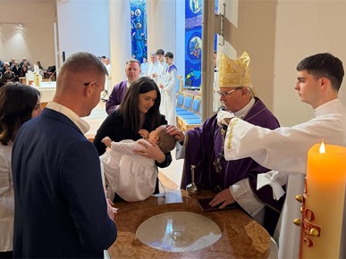 /A/2025/12/C/251207 Biskup Gorski krstio peto dijete obitelj Čuljak u Sesvetama (5).jpg