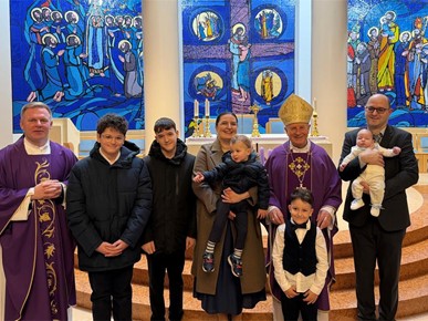 /A/2025/12/C/251207 Biskup Gorski krstio peto dijete obitelj Čuljak u Sesvetama (9).jpg