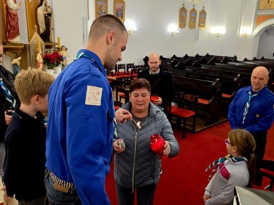 /A/2025/12/C/Izviđači iz Duge Rese donijeli Betlehemsko svjetlo u župu Zabok (2).jpg