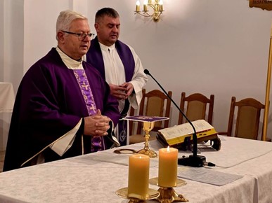 /A/2025/12/C/Izviđači iz Duge Rese donijeli Betlehemsko svjetlo u župu Zabok (3).jpg