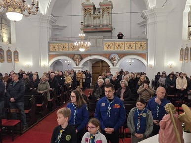 /A/2025/12/C/Izviđači iz Duge Rese donijeli Betlehemsko svjetlo u župu Zabok (4).jpg