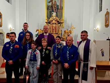 /A/2025/12/C/Izviđači iz Duge Rese donijeli Betlehemsko svjetlo u župu Zabok (5).jpg