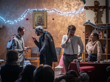 /A/2025/12/E/Mladi u Utrini održali predstavu Isus u gostioni (4).jpeg